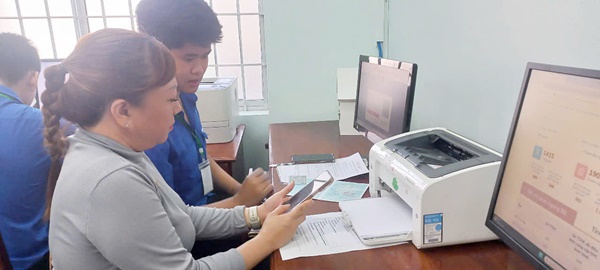 Đoàn viên thanh niên Phường Tam Thắng hỗ trợ người dân đến làm thủ tục hành chính Đoàn viên thanh niên Phường Tam Thắng hỗ trợ người dân đến làm thủ tục hành chính