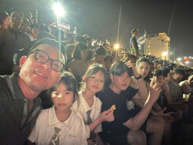 Gia đình anh Lê Văn Bình, giám đốc Công ty TNHH Bảo Linh tại Lào, bằng mọi cách để có mặt tại đêm chung kết