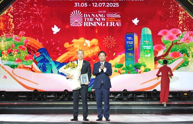 Chủ tịch UBND TP. Đà Nẵng tặng hoa cảm ơn sự đồng hành của tập đoàn Sun Group tại DIFF 2025.