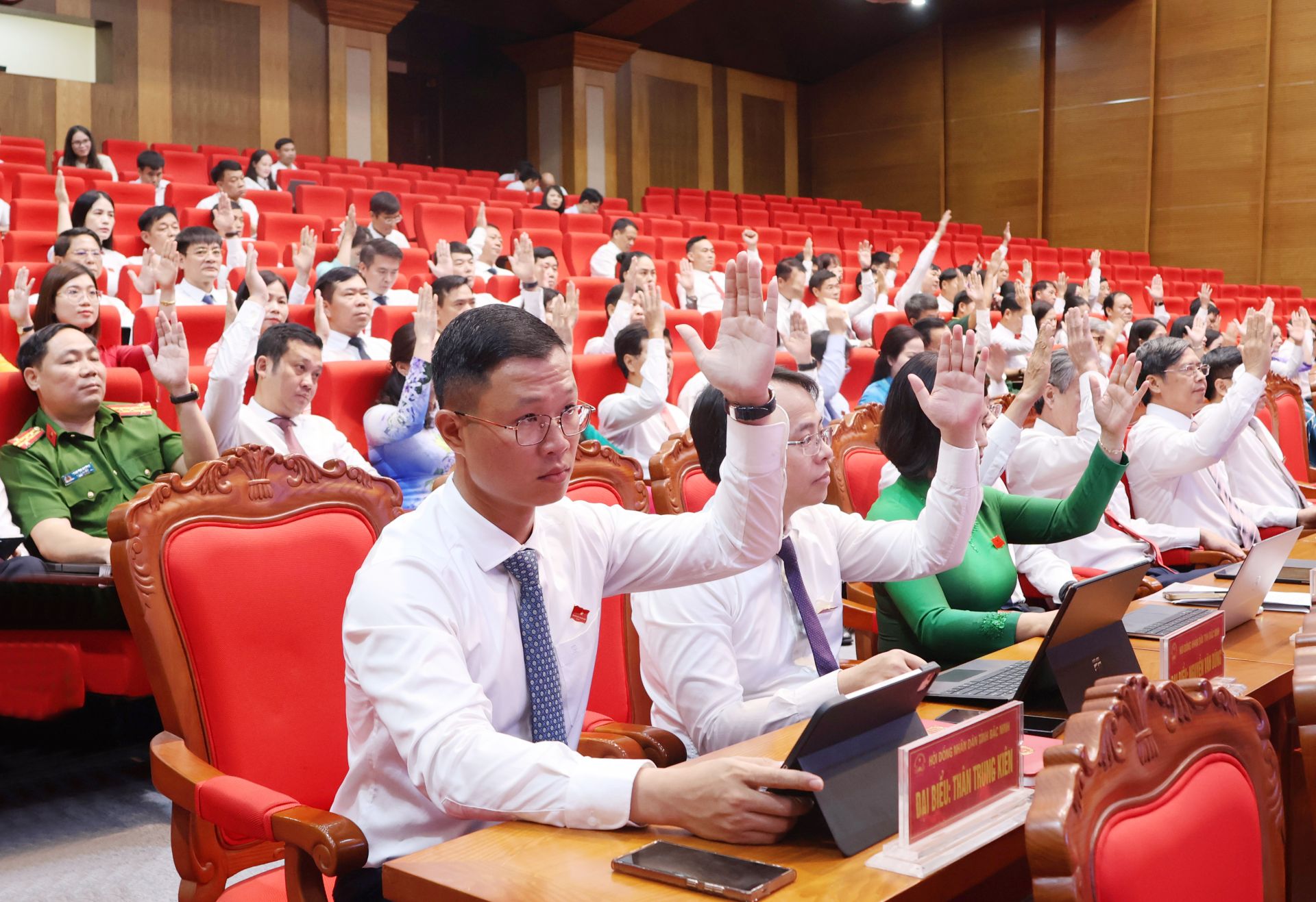 Đại biểu biểu quyết thông qua các Nghị quyết tại Kỳ họp