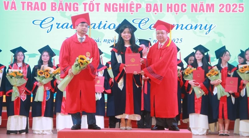 Trường Đại học Hồng Đức trao bằng tốt nghiệp Đại học năm 2025