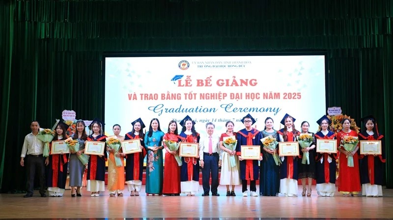 Lãnh đạo Trường Đại học Hồng Đức đã trao giấy khen và phần thưởng cho sinh viên đạt danh hiệu sinh viên xuất sắc toàn khoá học.