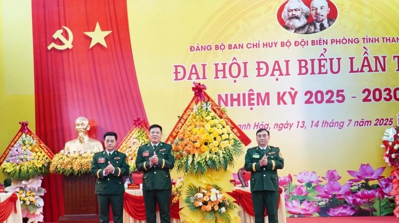 Thiếu tướng Đỗ Ngọc Cảnh, Cục trưởng Cục phòng chống ma túy và tội phạm BĐBP tặng hoa chúc mừng Đại hội.