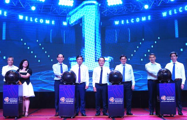 Các đại biểu thực hiện nghi thức khởi động Dự án Cụm công nghiệp Hòa Nhơn.