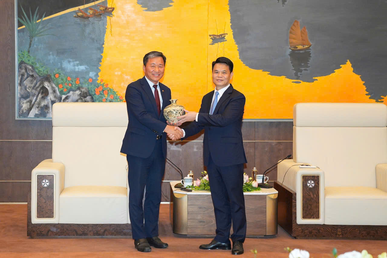 Chủ tịch UBND Thành phố tặng quà lưu niệm Chủ tịch Hiệp hội Doanh nghiệp Hàn Quốc tại Việt Nam (Kocham). Chủ tịch UBND Thành phố tặng quà lưu niệm Chủ tịch Hiệp hội Doanh nghiệp Hàn Quốc tại Việt Nam (Kocham).