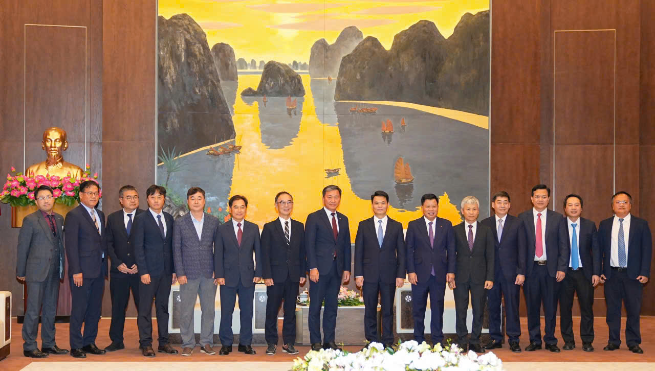 Chủ tịch UBND Thành phố chụp ảnh lưu niệm cùng Hiệp hội Doanh nghiệp Hàn Quốc tại Việt Nam (Kocham). Chủ tịch UBND Thành phố chụp ảnh lưu niệm cùng Hiệp hội Doanh nghiệp Hàn Quốc tại Việt Nam (Kocham).