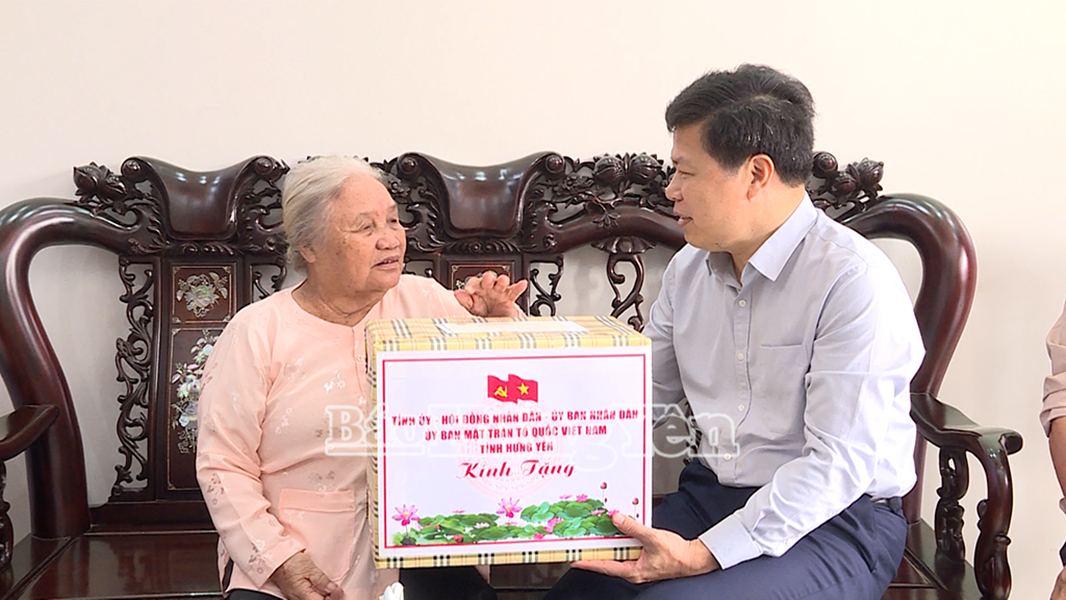 Lãnh đạo tỉnh Hưng Yên thăm, tặng quà người có công cách mạng