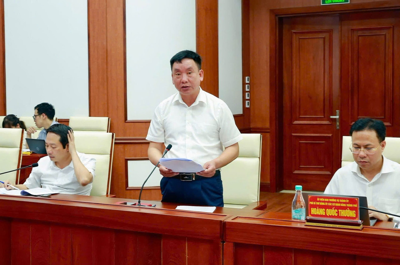 Phó Chủ tịch UBND TP. Hải Phòng Trần Văn Quân báo cáo tại cuộc họp. Phó Chủ tịch UBND TP. Hải Phòng Trần Văn Quân báo cáo tại cuộc họp.