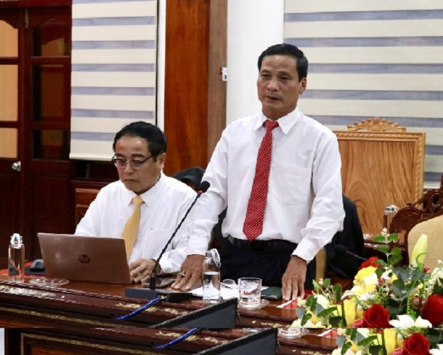 Ông Nguyễn Như Trình (đứng bên phải) đại diện lãnh đạo BQL KKT tỉnh phát biểu nhận nhiệm vụ. Ảnh: VP