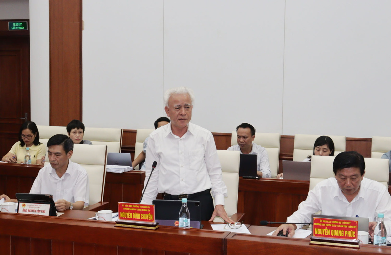 Trưởng Ban Nội chính Thành uỷ Nguyễn Đình Chuyến phát biểu tại cuộc họp. Trưởng Ban Nội chính Thành uỷ Nguyễn Đình Chuyến phát biểu tại cuộc họp.