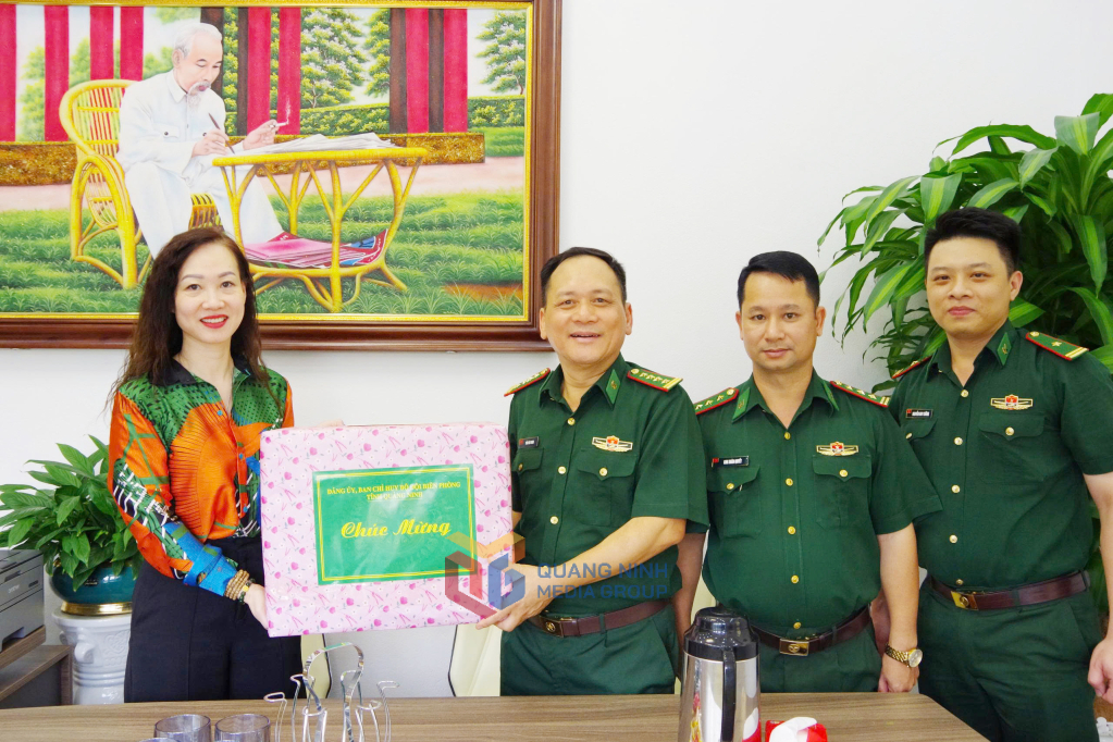 Đại tá Trần Văn Thanh, Phó Chỉ huy trưởng, Tham mưu trưởng Ban Chỉ huy BĐBP tỉnh, tặng quà chúc mừng Đảng bộ, chính quyền và nhân dân phường Móng Cái 2 nhân dịp chính thức đi vào hoạt động theo mô hình chính quyền địa phương 2 cấp.