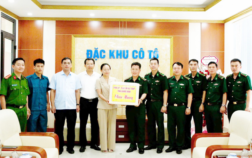 Thượng tá Lê Quang Chiểu, Phó Chính ủy Ban Chỉ huy BĐBP tỉnh, tặng quà chúc mừng Đảng bộ, chính quyền và nhân dân Đặc khu Cô Tô.