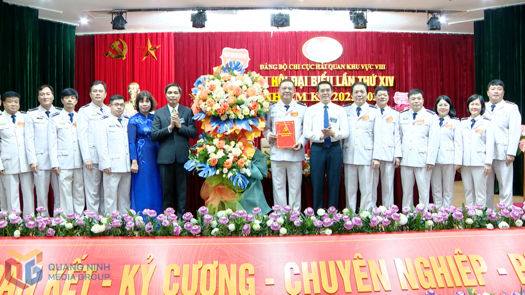 Thường trực Đảng ủy UBND tỉnh trao quyết định và tặng hoa chúc mừng Ban Chấp hành, Ban Thường vụ Đảng ủy Chi cục Hải quan Khu vực VIII nhiệm kỳ 2025 - 2030.