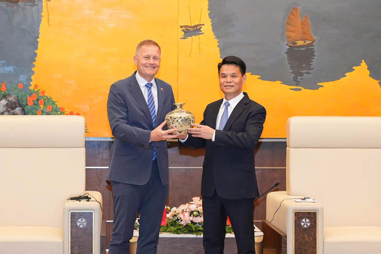 Chủ tịch UBND Thành phố tặng quà lưu niệm Đại sứ đặc mệnh toàn quyền Vương quốc Đan Mạch tại Việt Nam. Chủ tịch UBND Thành phố tặng quà lưu niệm Đại sứ đặc mệnh toàn quyền Vương quốc Đan Mạch tại Việt Nam.