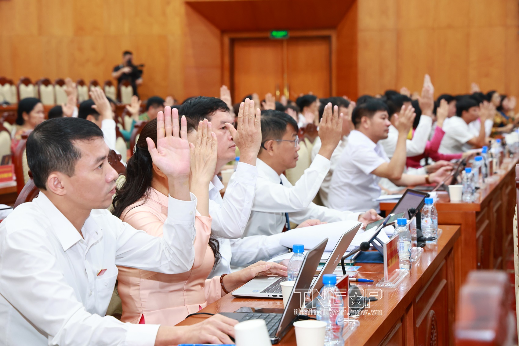 Các đại biểu biểu quyết thông qua nghị quyết