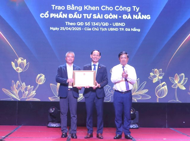 hủ tịch UBND thành phố Lương Nguyễn Minh Triết (đầu tiên, bên phải) trao bằng khen của UBND thành phố về hoàn thành xuất sắc nhiệm vụ năm 2024 cho đại diện Công ty CP Đầu tư Sài Gòn - Đà Nẵng.