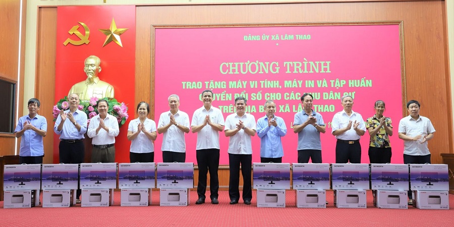 Supe Lâm Thao trao tặng xã Lâm Thao 30 bộ máy vi tính, máy in