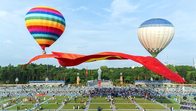 quảng bá hình ảnh quê hương Nghệ An với thiên nhiên tươi đẹp, văn hóa đặc sắc, con người thân thiện ra bạn bè quốc tế. quảng bá hình ảnh quê hương Nghệ An với thiên nhiên tươi đẹp, văn hóa đặc sắc, con người thân thiện ra bạn bè quốc tế.