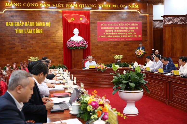 Phó Thủ tướng Thường trực Nguyễn Hòa Bình trao đổi, giải đáp, cho ý kiến cụ thể đối với các kiến nghị, đề xuất của tỉnh Lâm Đồng - Ảnh: VGP/Nguyễn Hoàng