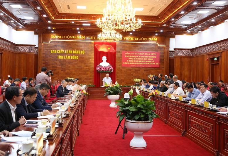 Phó Thủ tướng Thường trực Nguyễn Hòa Bình đề nghị Lâm Đồng tiếp tục triển khai thực hiện đồng bộ, hiệu quả các giải pháp thúc đẩy phát triển kinh tế-xã hội, bảo đảm quốc phòng-an ninh - Ảnh: VGP/Nguyễn Hoàng