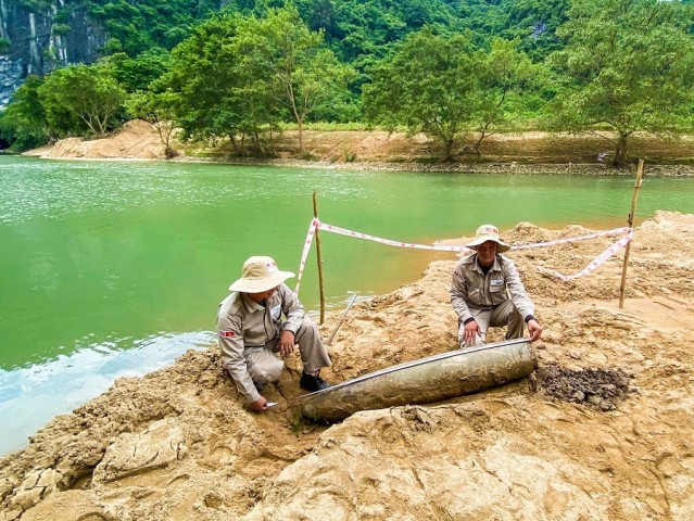 Quảng Trị: Phát hiện và xử lý an toàn bom sót lại sau chiến tranh trên sông Son