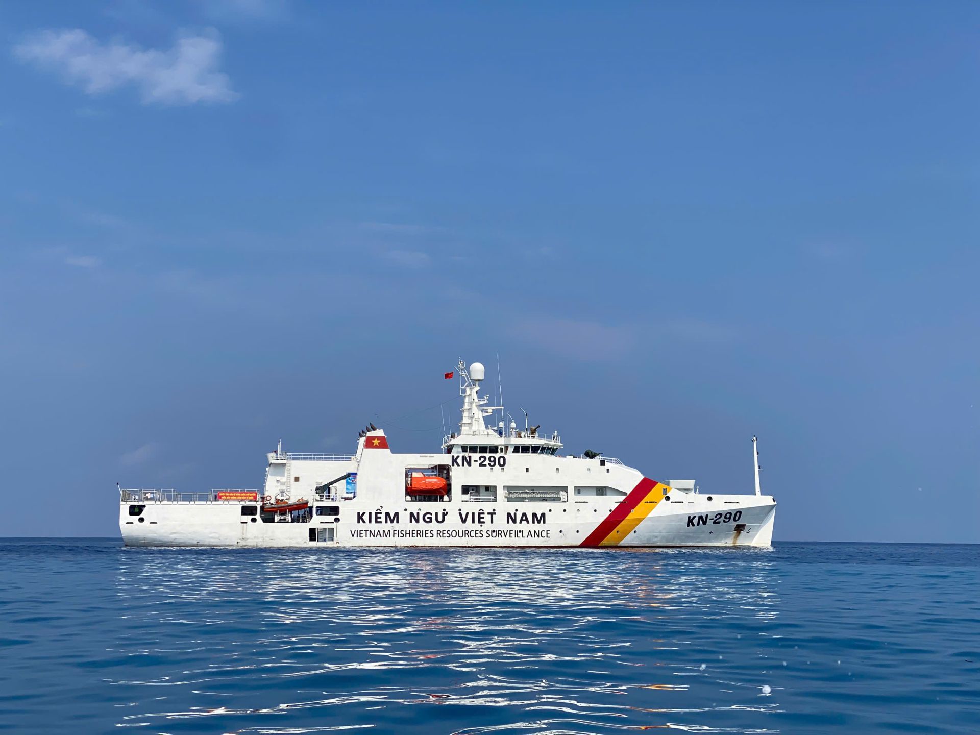 Tàu KN 290 thực hiện nhiệm vụ trên biển