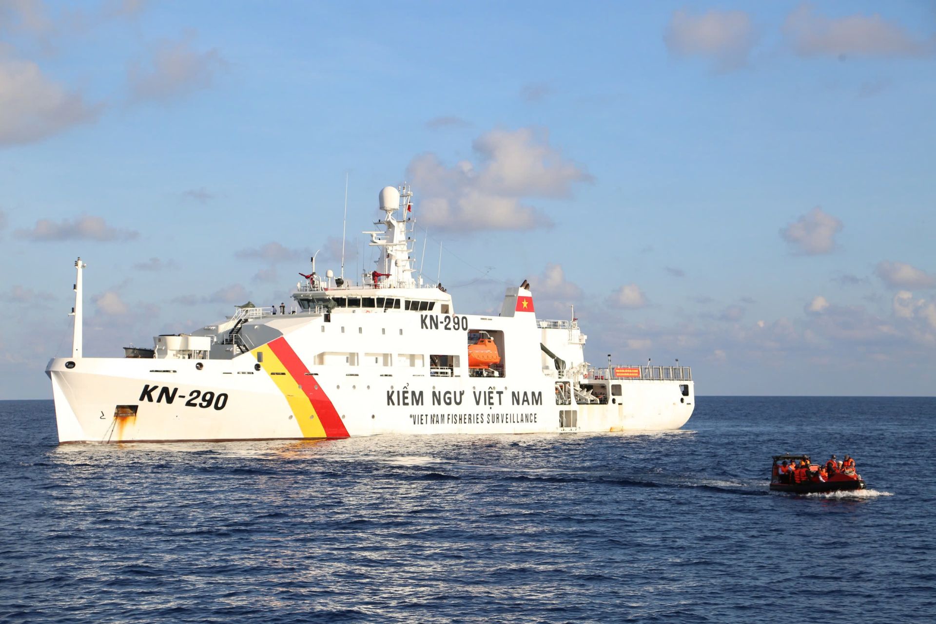 Tàu KN290 thực hiện nhiệm vụ trên biển