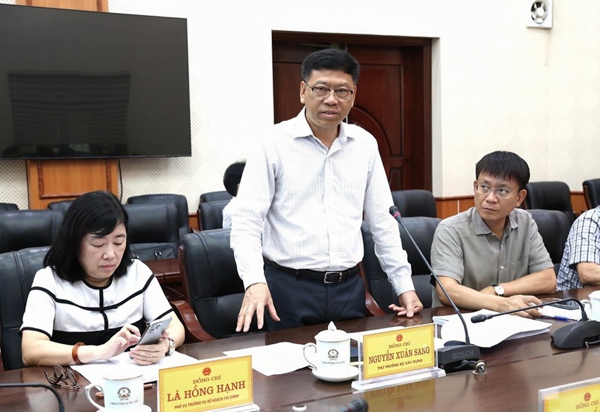 Ông Nguyễn Xuân Sang, Thứ trưởng Bộ Xây dựng phát biểu tại cuộc họp. Ông Nguyễn Xuân Sang, Thứ trưởng Bộ Xây dựng phát biểu tại cuộc họp.