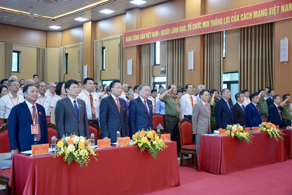 Các đại biểu làm lễ chào cờ tại Đại hội Đại biểu Đảng bộ xã Nghĩa Trụ lần thứ I, nhiệm kỳ 2025-2030 Các đại biểu làm lễ chào cờ tại Đại hội Đại biểu Đảng bộ xã Nghĩa Trụ lần thứ I, nhiệm kỳ 2025-2030