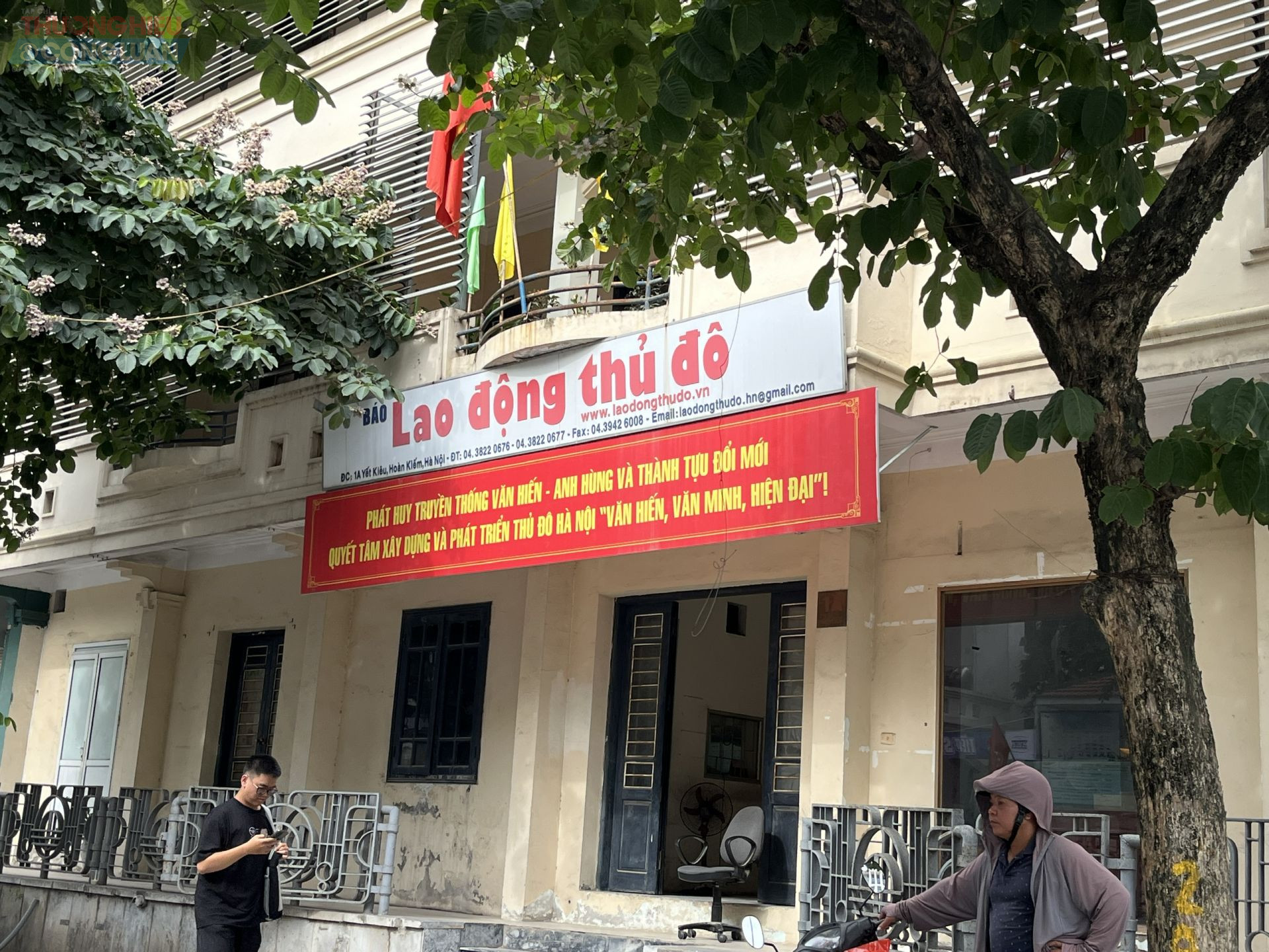 Trên tuyến phố có nhiều trụ sở cơ quan như Viện Khoa học An toàn và Vệ sinh lao động thuộc Tổng Liên đoàn Lao động Việt Nam, Nhà khách Tổng Liên đoàn Lao động Việt Nam, mặt sau của Cung Văn hóa Lao động Hữu nghị Việt Xô, Báo Lao động Thủ đô...
