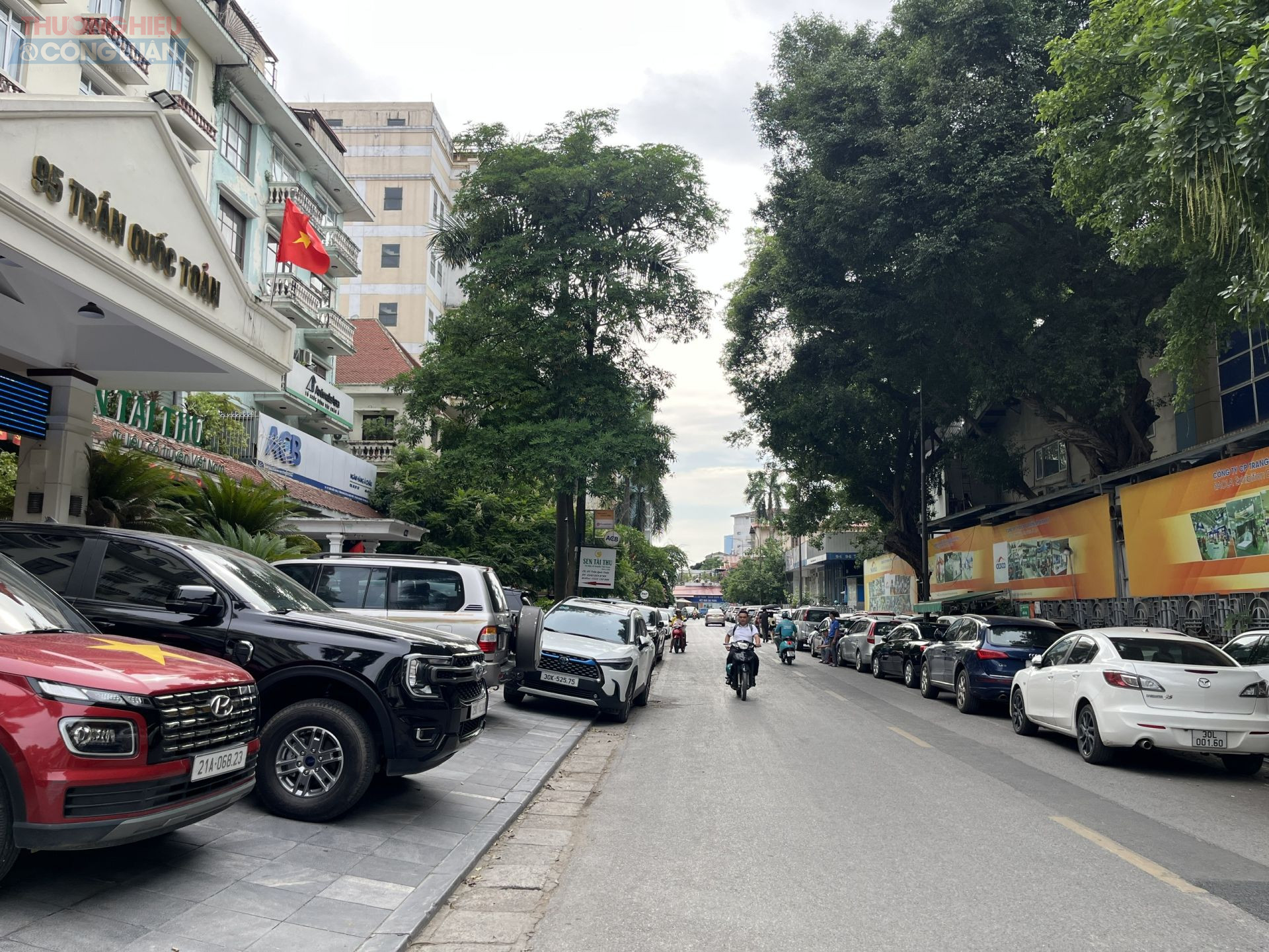 Phố Hàng Lọng cho đoạn từ ngã tư giao phố Trần Bình Trọng đến ngã ba giao phố Yết Kiêu Dài, dài 174 m, rộng 13 m, lòng đường 7 m, vỉa hè mỗi bên 3 m.