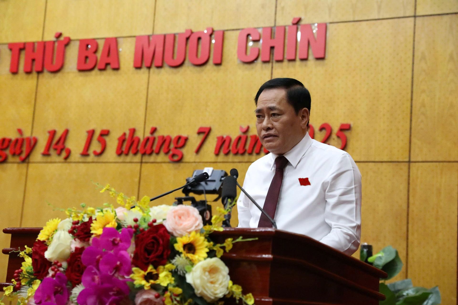 Phó Bí thư Tỉnh ủy Lạng Sơn Hồ Tiến Thiệu, Chủ tịch UBND tỉnh Lạng Sơn phát biểu tại kỳ họp