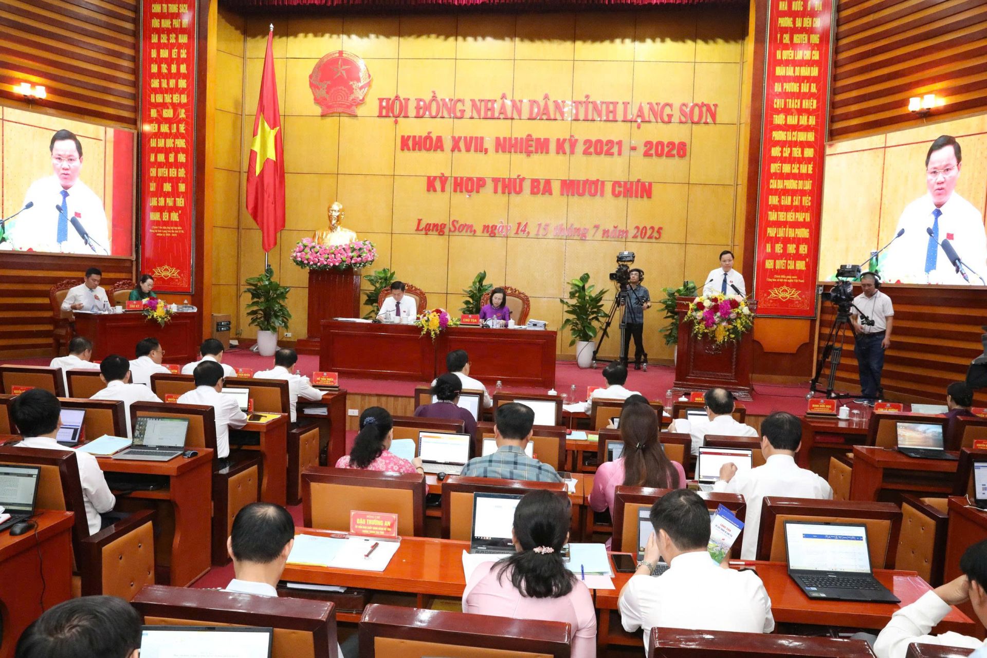 Quang cảnh Kỳ họp
