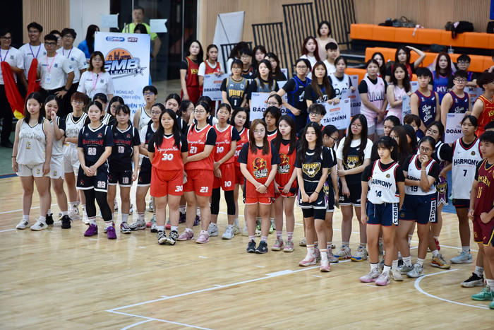 Đại diện một số đội b&oacute;ng tại lễ khai mạc.