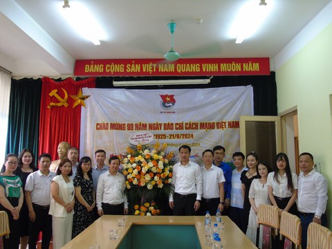 Đồng chí Ngô Văn Cương - Bí thư Trung ương Đoàn, Chủ nhiệm Ủy ban Kiểm tra Trung ương Đoàn tặng hoa chúc mừng Tạp chí Thanh niên nhân dịp kỷ niệm ngày Báo chí cách mạng Việt Nam năm 2024 Đồng chí Ngô Văn Cương - Bí thư Trung ương Đoàn, Chủ nhiệm Ủy ban Kiểm tra Trung ương Đoàn tặng hoa chúc mừng Tạp chí Thanh niên nhân dịp kỷ niệm ngày Báo chí cách mạng Việt Nam năm 2024