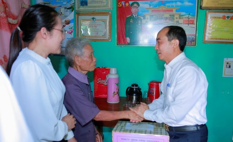 Phó Chủ tịch Thường trực HĐND tỉnh Thanh Hóa thăm, tặng quà các gia đình chính sách