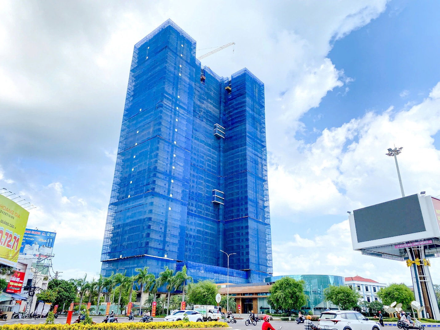 Tổ hợp căn hộ Grand Center Quy Nhon cất nóc, tăng tốc về đích