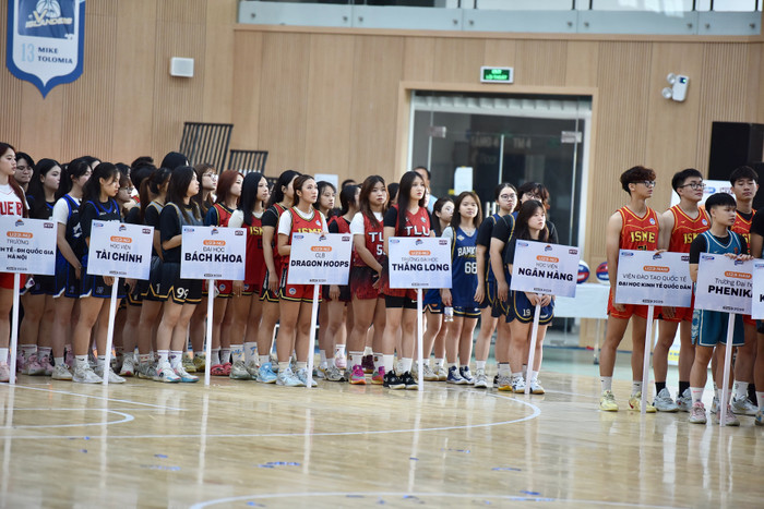 Đại diện một số đội b&oacute;ng tại lễ khai mạc.