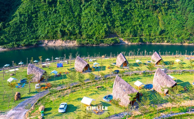 Dòng sông Cu Đê là một địa điểm du lịch mới lạ với nhiều du khách khi đến TP.Đà Nẵng Dòng sông Cu Đê là một địa điểm du lịch mới lạ với nhiều du khách khi đến TP.Đà Nẵng