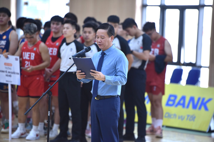 Nh&agrave; b&aacute;o Nguyễn Tiến B&igrave;nh - Ph&oacute; Chủ tịch Hiệp hội C&aacute;c trường đại học, cao đẳng Việt Nam, Tổng Bi&ecirc;n tập Tạp ch&iacute; điện tử Gi&aacute;o dục Việt Nam, Trưởng Ban Tổ chức giải đấu ph&aacute;t biểu