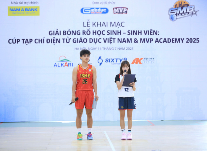 Đại diện c&aacute;c đội b&oacute;ng rổ tham dự giải b&agrave;y tỏ quyết t&acirc;m thi đấu nỗ lực hết m&igrave;nh tại giải đấu.