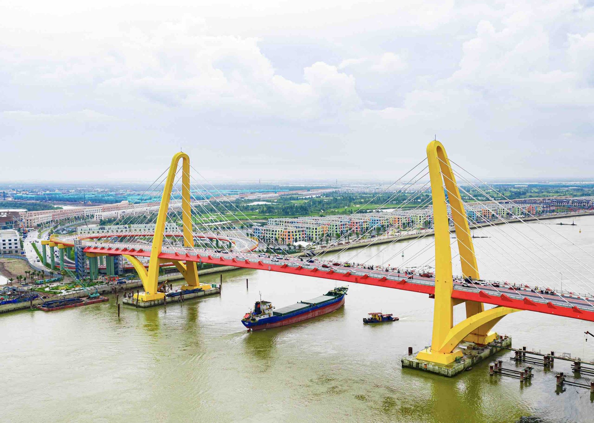 Ngày 15/07/2025 - Cầu Hoàng Gia do Tập đoàn Vingroup đầu tư, kết nối trực tiếp dự án Vinhomes Royal Island với trung tâm thành phố đã chính thức thông xe, rút ngắn thời gian di chuyển từ Vũ Yên tới trung tâm chỉ trong 5 phút. Ngày 15/07/2025 - Cầu Hoàng Gia do Tập đoàn Vingroup đầu tư, kết nối trực tiếp dự án Vinhomes Royal Island với trung tâm thành phố đã chính thức thông xe, rút ngắn thời gian di chuyển từ Vũ Yên tới trung tâm chỉ trong 5 phút.