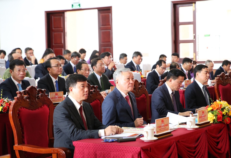 Phó Thủ tướng Thường trực Chính phủ Nguyễn Hòa Bình cùng các đại biểu dự Đại hội Đảng bộ xã Đơn Dương (tỉnh Lâm Đồng) lần thứ nhất, nhiệm kỳ 2025 – 2030 - Ảnh: VGP/Nguyễn Hoàng