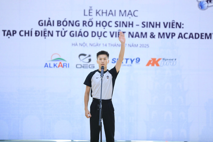 Đại diện tổ trọng t&agrave;i tuy&ecirc;n thệ