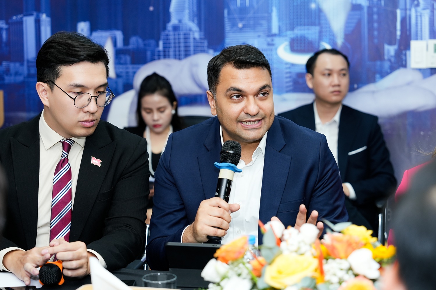 Ông Hiren Krishnani – Giám đốc Quan hệ Nhà đầu tư và IPO, phụ trách hoạt động thị trường vốn khu vực ASEAN của Nasdaq tham gia Hội thảo chuyên sâu cùng Meey Group Ông Hiren Krishnani – Giám đốc Quan hệ Nhà đầu tư và IPO, phụ trách hoạt động thị trường vốn khu vực ASEAN của Nasdaq tham gia Hội thảo chuyên sâu cùng Meey Group