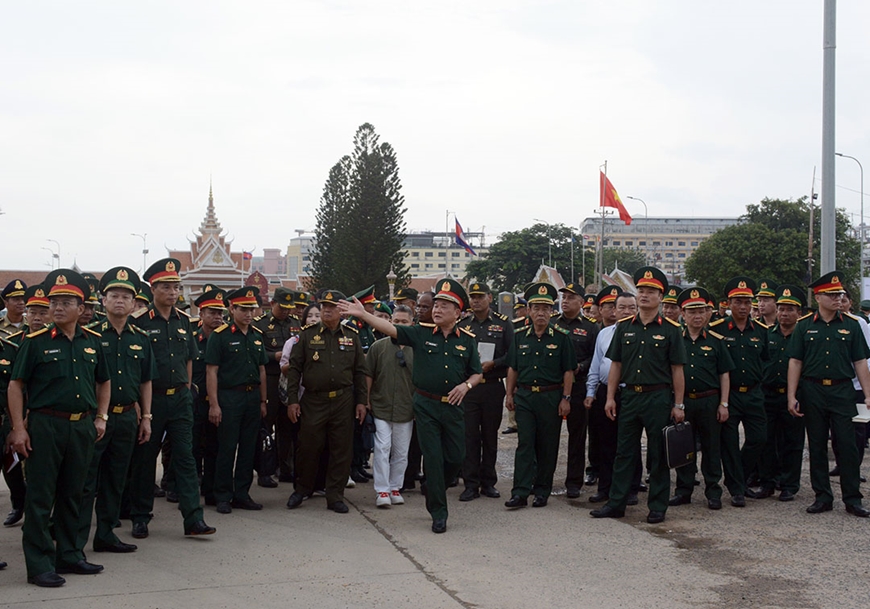 Thượng tướng Hoàng Xuân Chiến cùng đoàn công tác khảo sát tại khu vực Cửa khẩu quốc tế Mộc Bài, Việt Nam và Cửa khẩu quốc tế Ba Vet, Campuchia. Thượng tướng Hoàng Xuân Chiến cùng đoàn công tác khảo sát tại khu vực Cửa khẩu quốc tế Mộc Bài, Việt Nam và Cửa khẩu quốc tế Ba Vet, Campuchia.