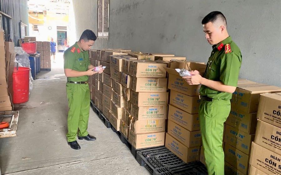Công an Hà Tĩnh triệt phá đường dây sản xuất, buôn bán cồn y tế giả quy mô lớn