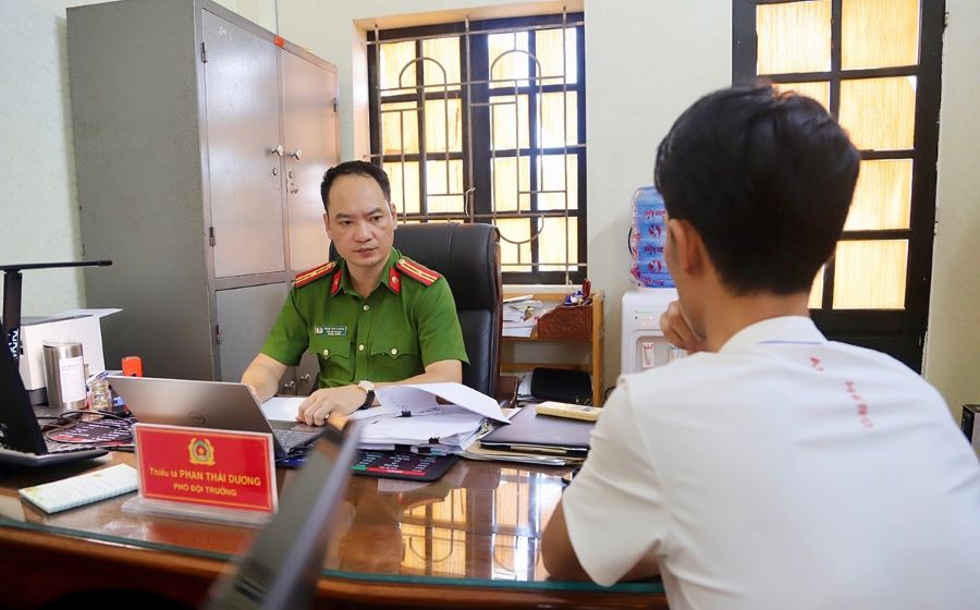 Cán bộ Phòng Cảnh sát Điều tra tội phạm về tham nhũng, kinh tế, buôn lậu và môi trường làm việc với Nguyễn Văn Diễn - Tổng Giám đốc Công ty Cổ phần Thương mại Vật tư Y tế An Bình.
