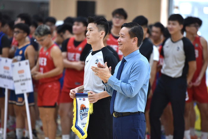 Nh&agrave; b&aacute;o Nguyễn Tiến B&igrave;nh trao cờ lưu niệm cho đại diện tổ trọng t&agrave;i.