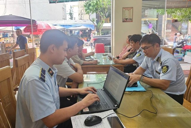 Đoàn liên ngành kiểm tra các cơ sở kinh doanh thực phẩm. Đoàn liên ngành kiểm tra các cơ sở kinh doanh thực phẩm.
